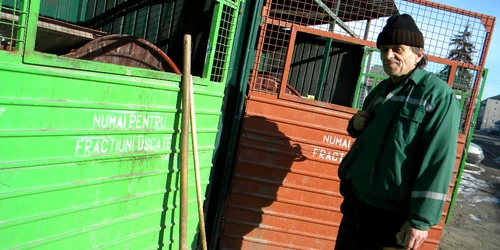 Leonida Galben, angajat la Urbana, spune că bistriţenii aruncă gunoiul „alandala“