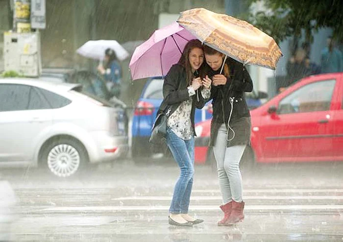 
    Pe Brațul Sulina apa are 50 cm, față de 7 m cât ar fi normalFotografii: Dorin Constanda, Sandrinio Neagu  