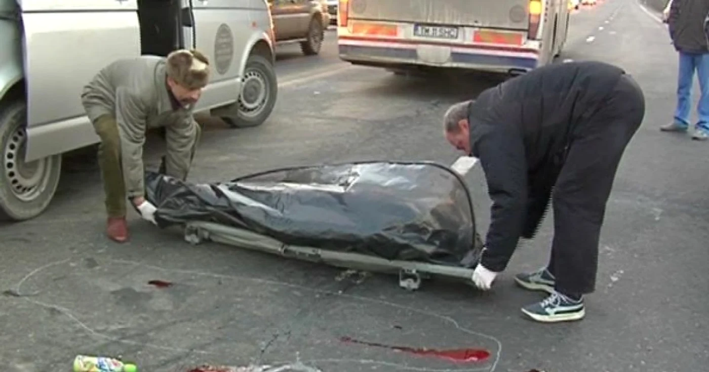 Femeia a murit după ce a fost călcată de o maşină şi de un autocar
