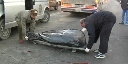 Femeia a murit după ce a fost călcată de o maşină şi de un autocar