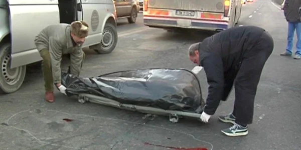 Femeia a murit după ce a fost călcată de o maşină şi de un autocar