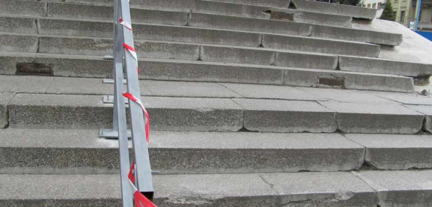 Teptele vor fi expuse probabil în parcul de lângă Catedrală