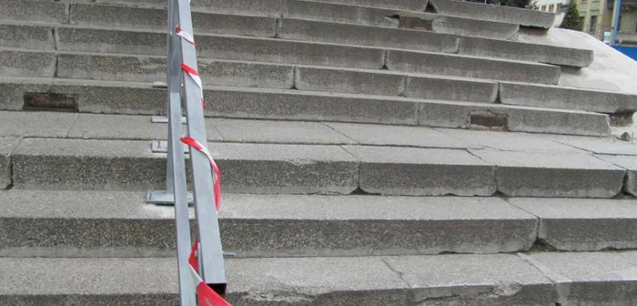 Teptele vor fi expuse probabil în parcul de lângă Catedrală