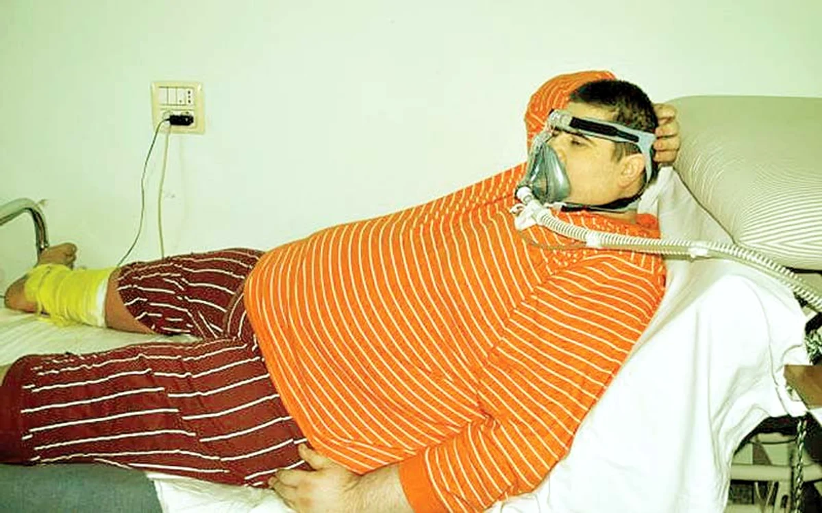 
    Robert Cogeanu este internat  la Spitalul Judeţean din  Timişoara şi e ajutat să respire cu un aparat performant (FOTO: ROBERT BLOANCA)  
