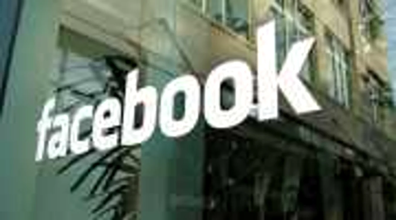 Facebook are în prezent circa 3.000 de angajaţi şi peste 800 de milioane de utilizatori în întreaga lume.