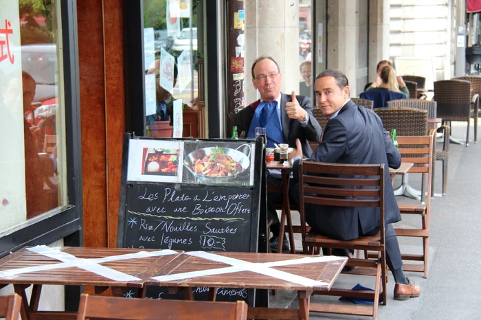 Elvețienii au profitat de redeschiderea teraselor din Geneva pentru a bea o bere și a lua prânzul cu amicii