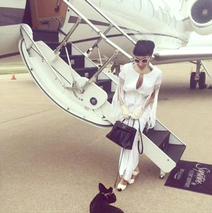 Gaga s-a fotografiat cu sânii la vedere pe aeroportfoto: Instagram
