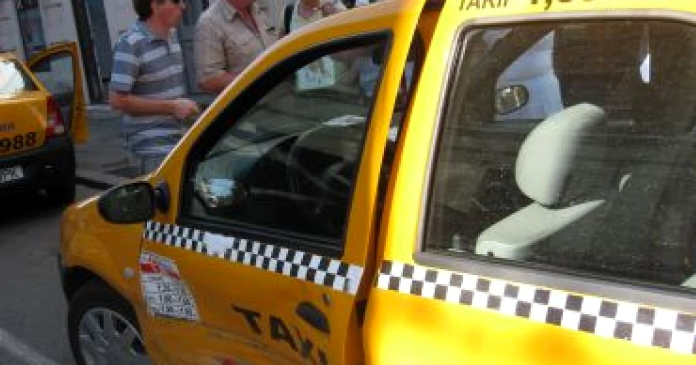 Timişoara: Şmecher italian cu jeep a băgat un taximetrist în spital