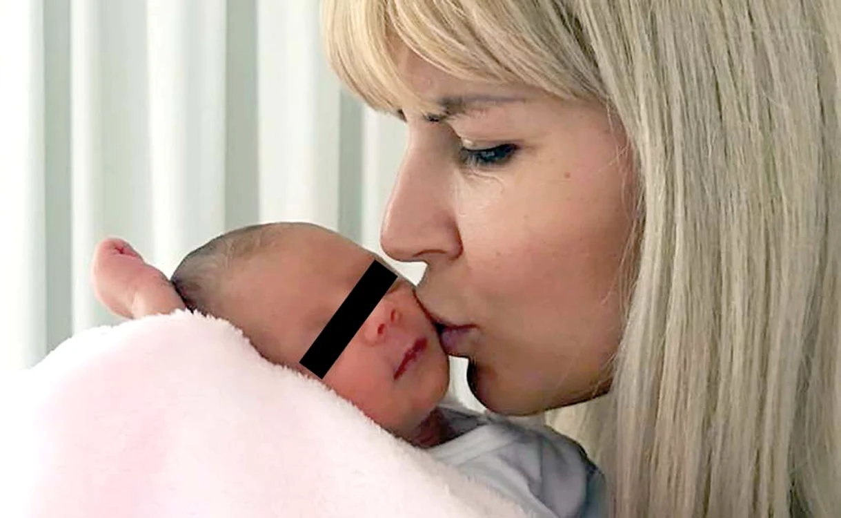 
    Elena Udrea şi micuţa Eva, imagine surprinsă în puşcărieFoto: Facebook / Elena Udrea  