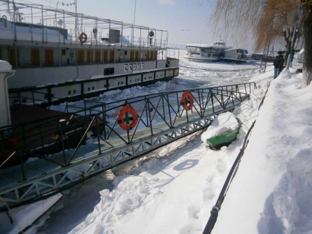 Nava Cerna, plimbată de gheaţă 10 metri