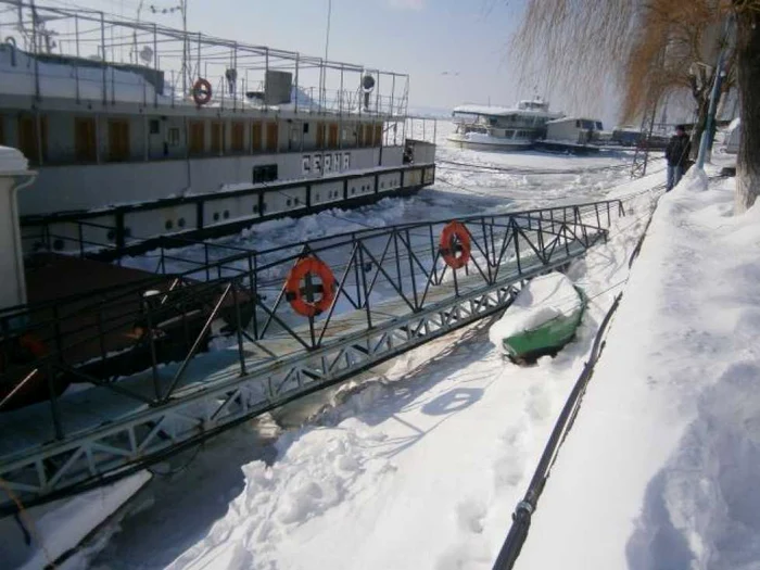 Nava Cerna, plimbată de gheaţă 10 metri