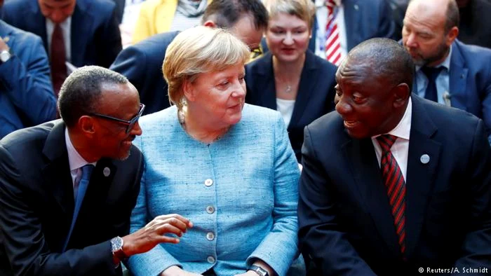 Cancelarul Germaniei Angela Merkel ;i doi lideri affricani
