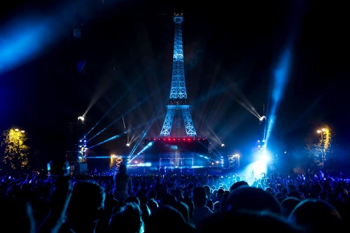 Paris: Turnul Eiffel a fost luminat de concertul lui David Guetta