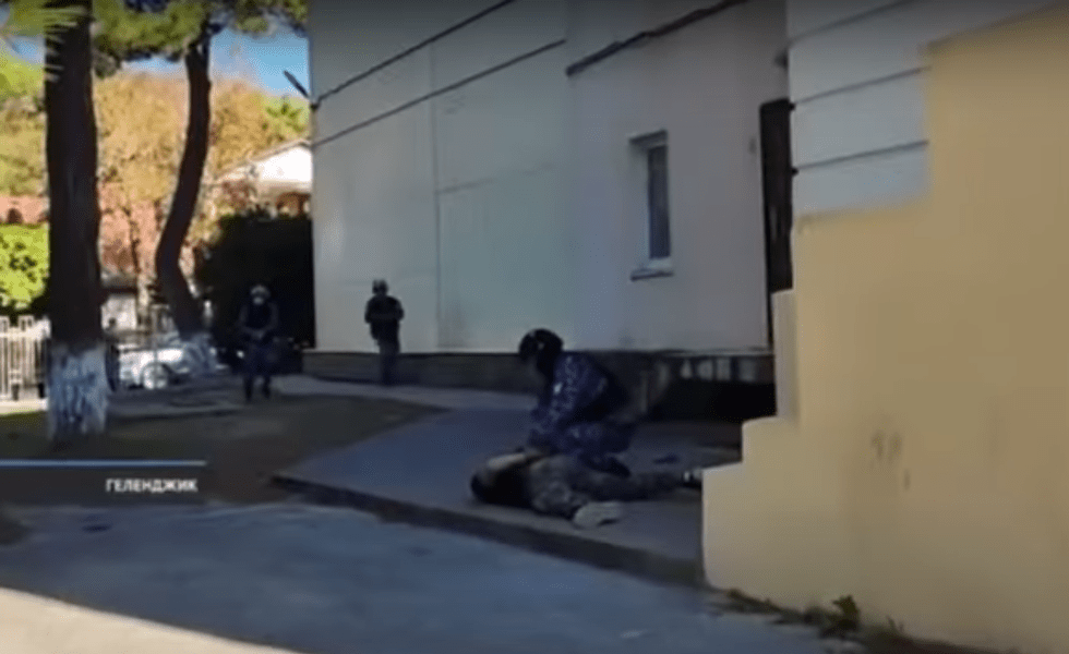 Au intrat cu mitralierele și au început să tragă: exercițiu „spontan” la o școală din Rusia. „Dacă sărea copilul de la etaj?” VIDEO