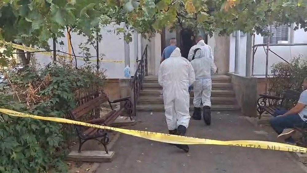 O mamă și fiul ei de șapte ani, găsiți morți într-un apartament din Drobeta-Turnu Severin. Femeia era profesoară