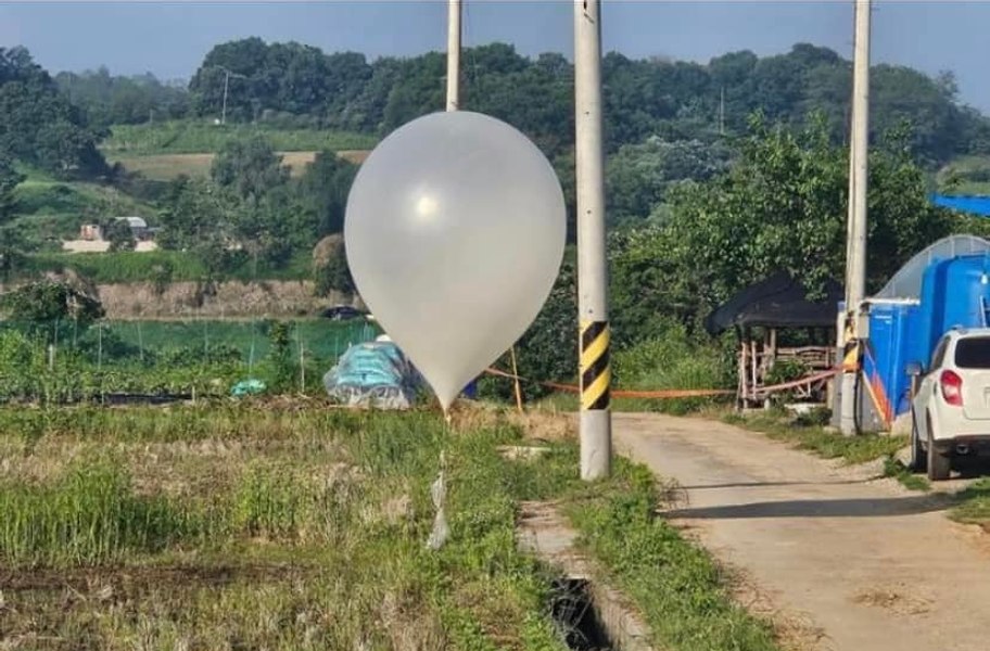 Coreea de Nord a lansat peste 100 de baloane cu gunoi către Coreea de Sud