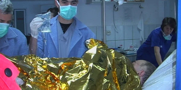 Bărbatul a fost dus de urgenţă în sala de operaţii