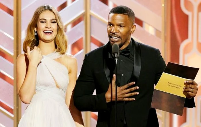 Jamie Foxx le arată celor din sală plicul cu numele adevăratului căştigător