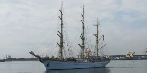 Bricul Mircea şi Velierul Adornate au plecat în călătoria pe Marea Neagră FOTO M.I.