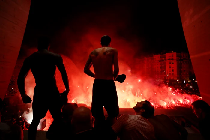 Fanii lui PSG s-au strâns lângă stadionul „Parc des Princes” după fiecare meci din Liga Campionilor disputat cu porțile închiseFoto: Guliver / GettyImages