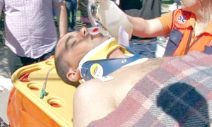 Poliţiştii i au găsit pe  Vasile (30 de ani) şi  † Florentina (4 ani),  legaţi de gât unul lângă altul (FOTOGRAFII: IONUŢ DIMA) jpeg