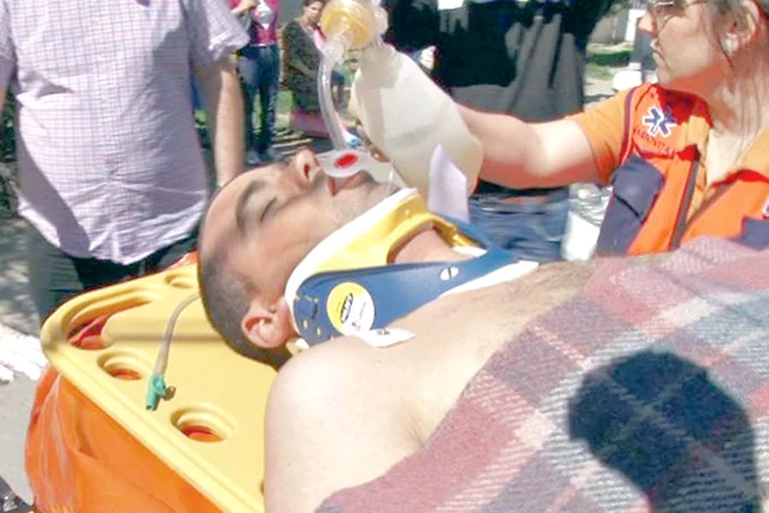 Poliţiştii i-au găsit pe Vasile (30 de ani) şi † Florentina (4 ani), legaţi de gât unul lângă altul (FOTOGRAFII: IONUŢ DIMA)