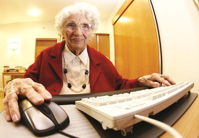 Bătrânii preferă să facă voluntariat sau diverse cursuri pentru a evita sedentarismul. Foto: AFP