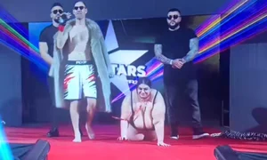 Costică Prisecaru, în lesă cu Emilia Bejan. Captură YouTube