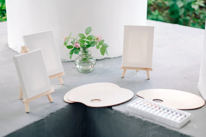 Artistul a trimis pânze goale intitulate „Ia banii şi fugi” / Foto: Pexels