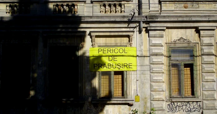 Vechile clădiri, altădată mândria Brăilei, inscripţionat cu "Pericol de prăbuşire!". FOTO: Arhivă Nicoleta Butnaru