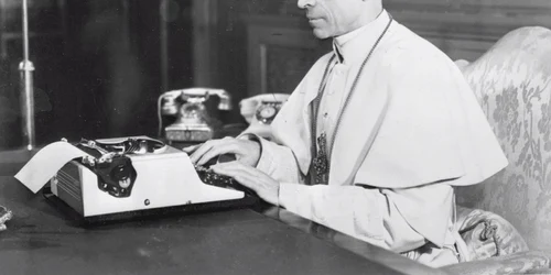 Papa Pius al XII-lea in biroul sau de la Vatican FOTO EPA-EFE