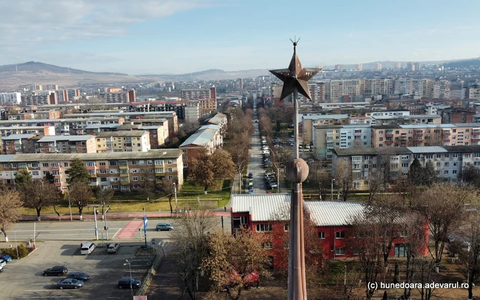 Steaua socialistă de pe clădirea gării din Hunedoara. Foto: Daniel Guță