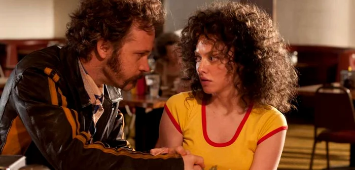 Amanda Seyfried şi Peter Sarsgaard într-o scenă din filmul "Lovelace" FOTO outnow.ch