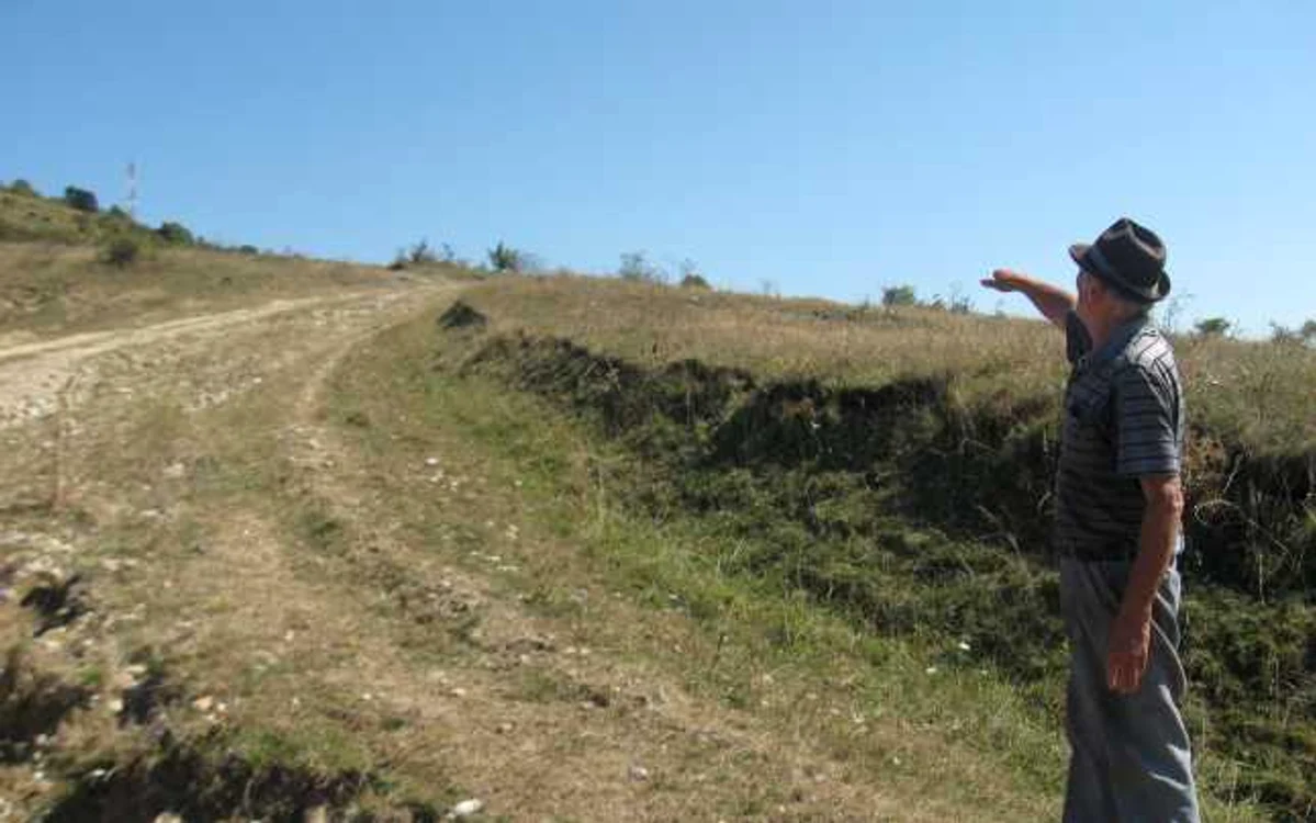 Augustin Chira arată înspre zona în care ciobanul a făcut macabra descoperire.