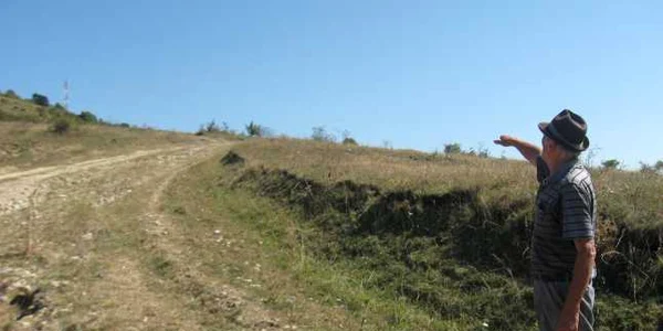 Augustin Chira arată înspre zona în care ciobanul a făcut macabra descoperire.