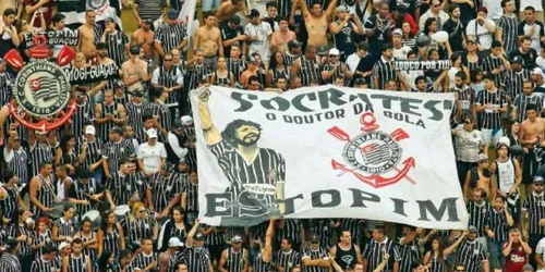 Bannere cu chipul lui Socrates au împânzit stadionul echipei Corinthians 