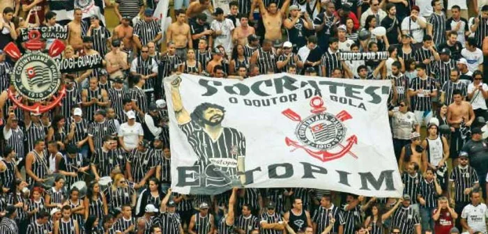 Bannere cu chipul lui Socrates au împânzit stadionul echipei Corinthians 