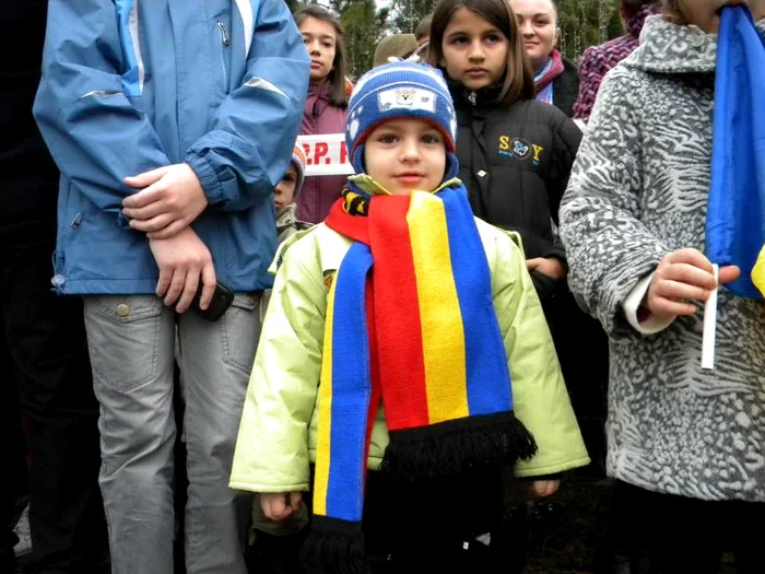 Copiii au fost, ca în fiecare an, cei mai entuziaşi spectatori ai paradelor. FOTO: Dana Mihai