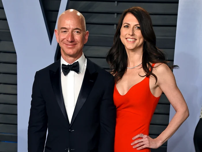 
    Jeff Bezos a divorțat după 25 de ani de mariaj de soția sa MacKenzie ScottSursă foto: EFE  