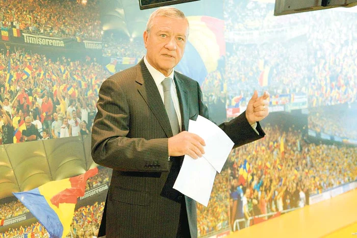 
    Mircea Sandu s-a trezit  descoperit în faţa  Adunării Generale cu  o zi înainte de alegeri (Foto: mediafax)  