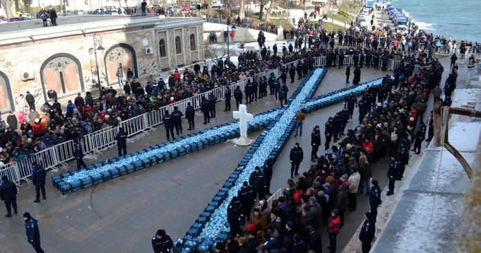 Crucea din sticle de apă sfinţită, făcută pe malul mării în fiecare an de Bobotează. Foto:Arhivă Adevărul