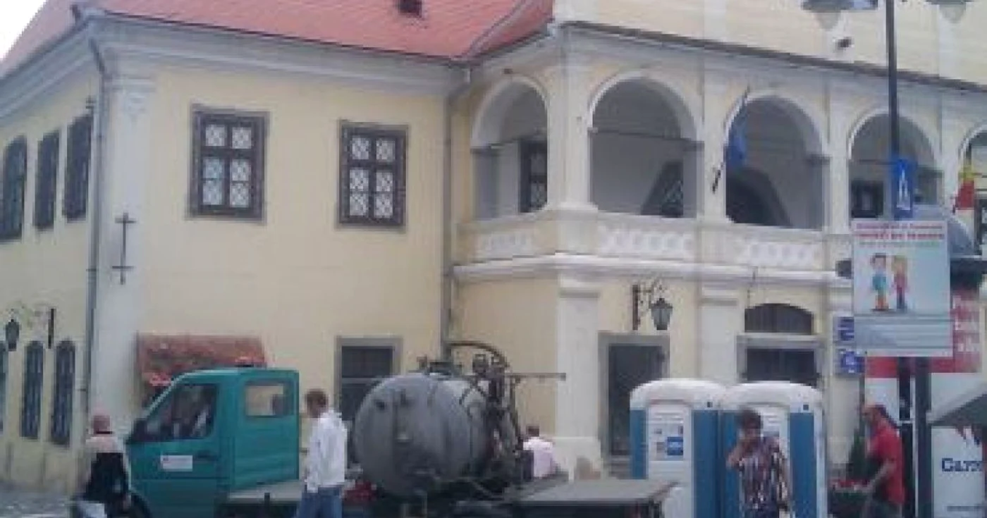 Braşov: Toaletele ecologice, în prim planul Casei Sfatului