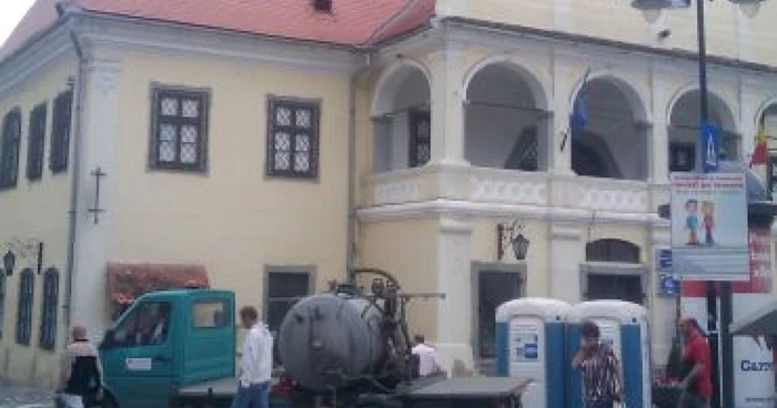 Braşov: Toaletele ecologice, în prim planul Casei Sfatului