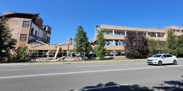 Fabrici demolate in Hunedoara Foto Daniel guță  ADEVĂRUL (3) jpg