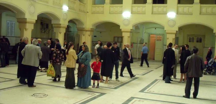 Holurile Tribunalului au fost pline de justiţiabili