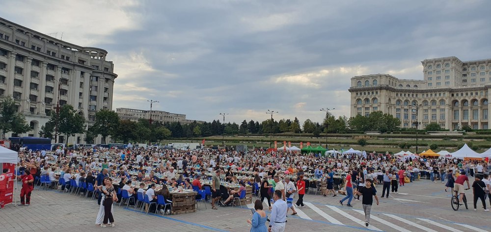 20.000 de oameni la aceeași masă, în Piața Constituției! „Masa care unește” pregătește un nou record mondial