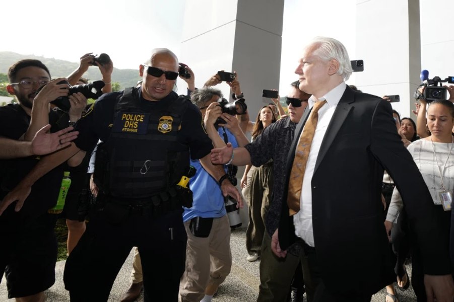 Julian Assange a pledat vinovat: „Mi-am încurajat sursele să furnizeze informații clasificate”. Suma enormă cheltuită pentru zborul către Saipan