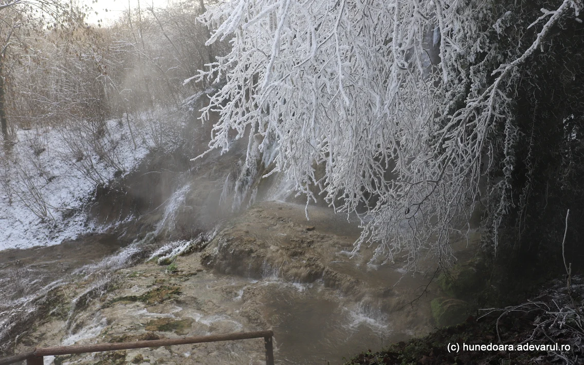 Cascada Clocota iarna  Foto Daniel Guță (15) JPG