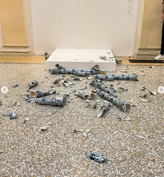 Un bărbat a distrus o valoroasă sculptură la deschiderea unei expoziții de artă în Italia