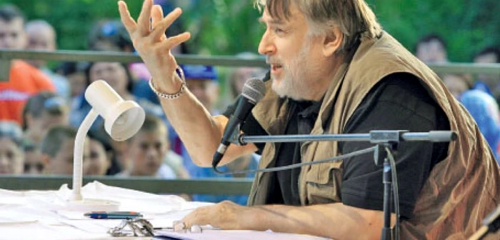 Păunescu, pe vremea când le vorbea tinerilor